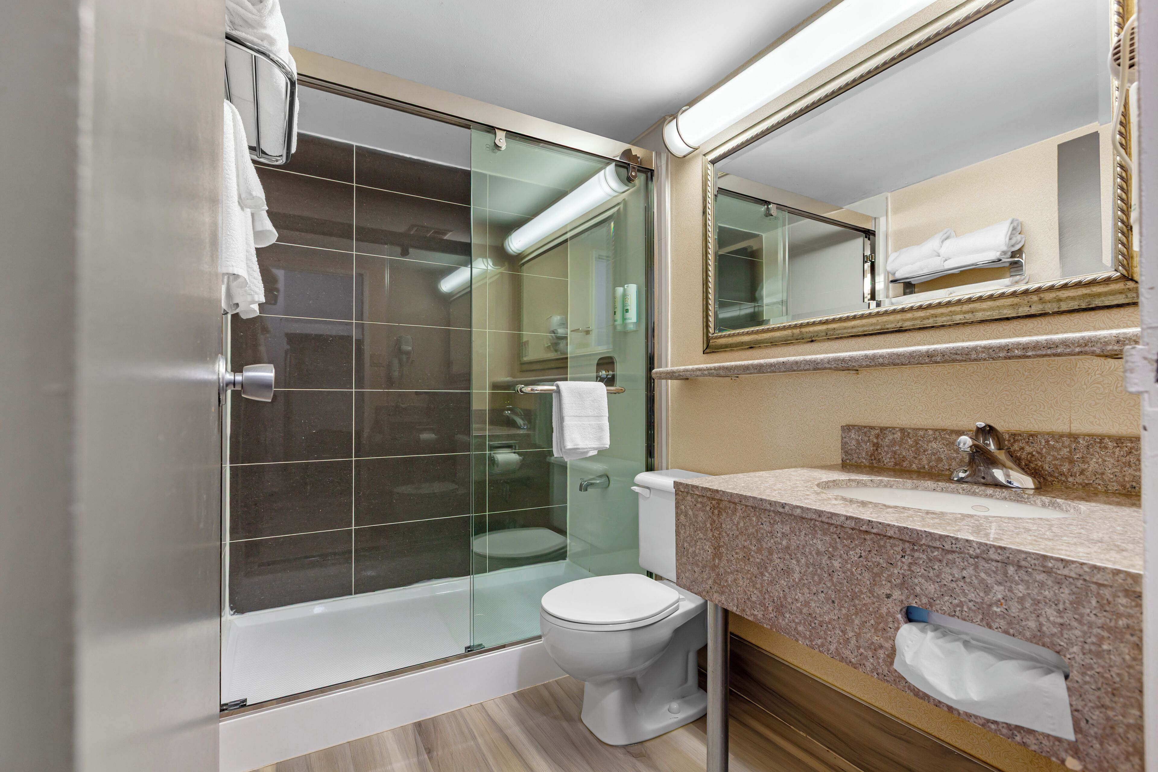 Photo - Quality Inn & Suites 5585 Ambler Drive Mississauga Ontario