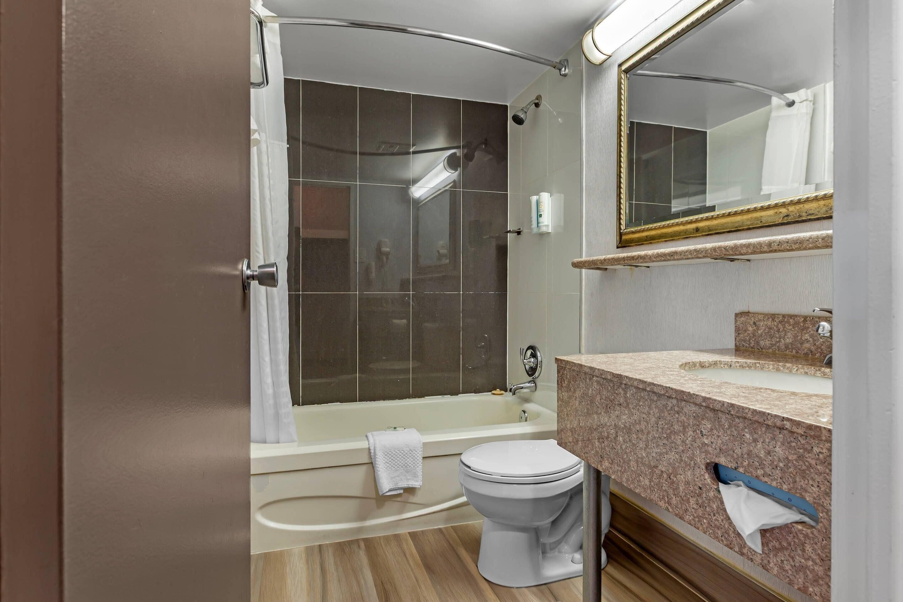 Un baño moderno con bañera, inodoro y lavamanos.