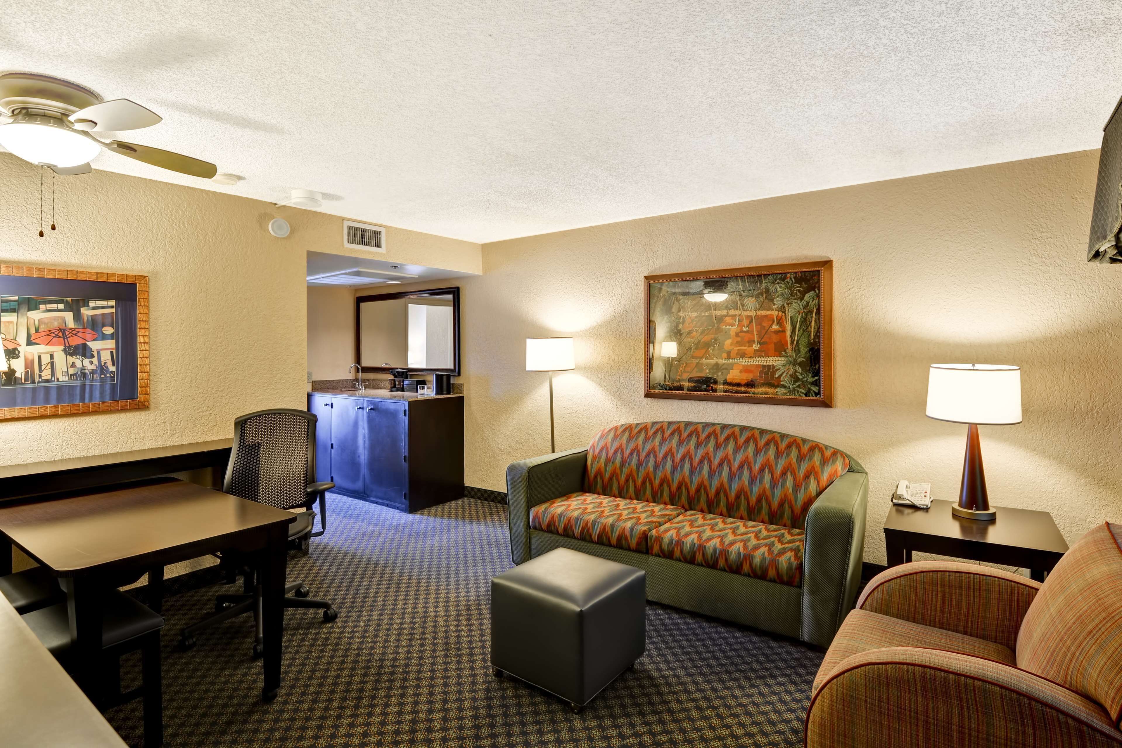 Wohnbereich | 55-Zoll-LCD-Fernseher mit Kabelempfang, Pay-TV