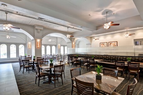 Embassy Suites by Hilton Miami International Airport - Image 61