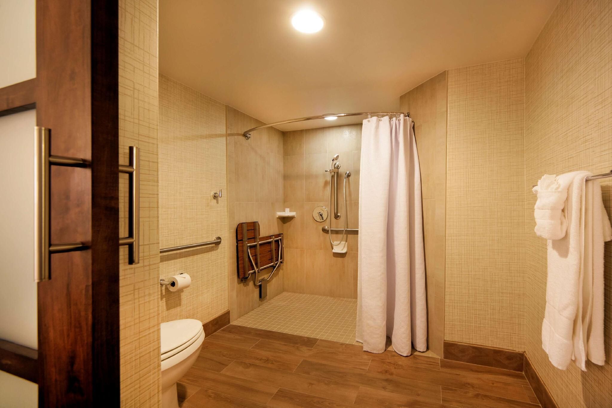 Badezimmer | Duschwanne, Designer-Toilettenartikel, Haartrockner, Handtücher