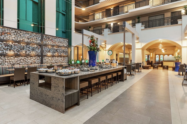 Free daily buffet breakfast - Embassy Suites by Hilton Miami International Airport (Miami)