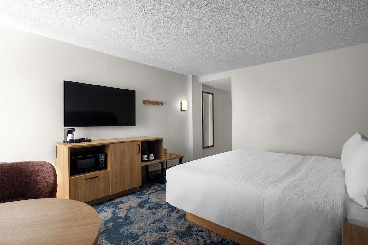 standard room, 1 king bed | premium bedding, pillow-top beds, desk, laptop workspace