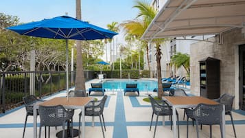 Piscine extérieure, parasols de plage, chaises longues