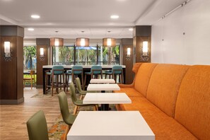 Café da manhã com buffet grátis todos os dias