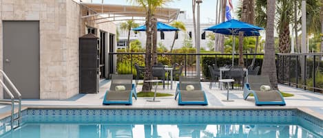 Piscina externa, guarda-sóis, espreguiçadeiras