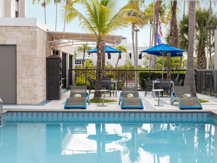 Kolam renang terbuka, payung kolam, kerusi lepak pantai