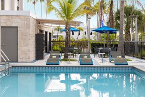 Piscine extérieure, parasols de plage, chaises longues