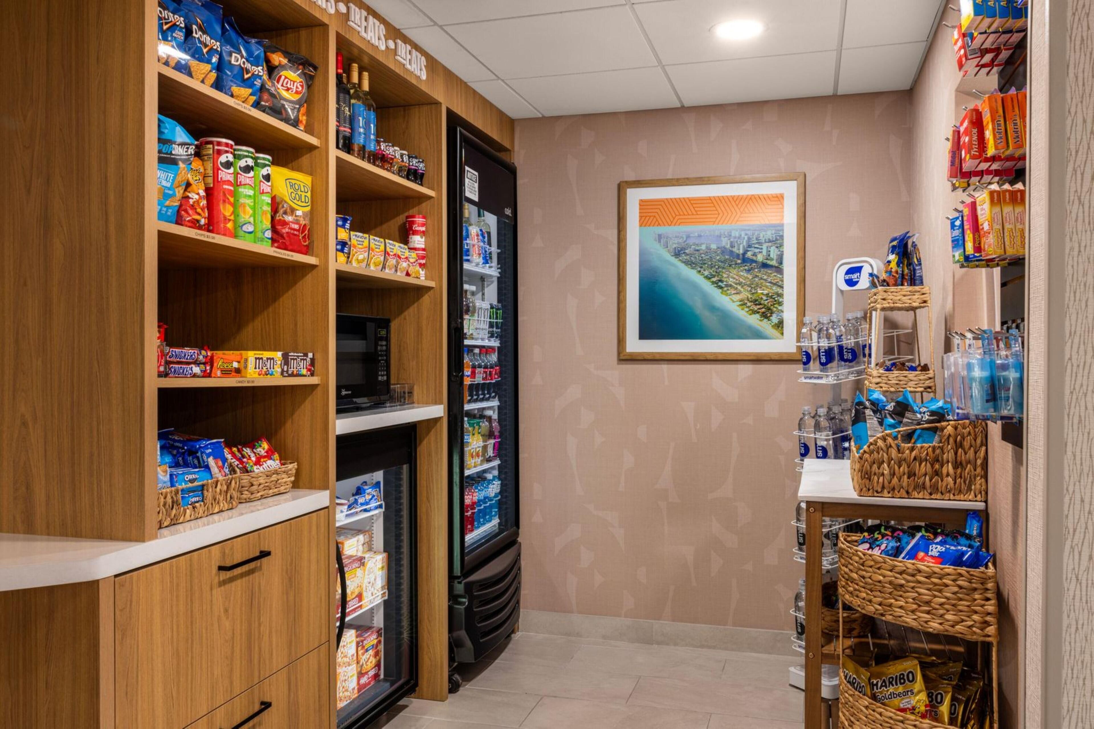 Un rayon dédié aux collations et aux boissons, avec des étagères remplies de chips, de céréales et de boissons en bouteille.