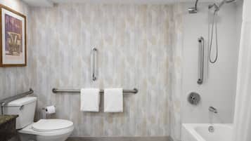 Un baño moderno con inodoro, bidé y ducha.