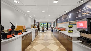 Café da manhã com buffet grátis todos os dias