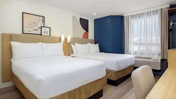 Quarto, 2 camas de casal | Escrivaninha, espaço de trabalho para notebook, cortinas blackout