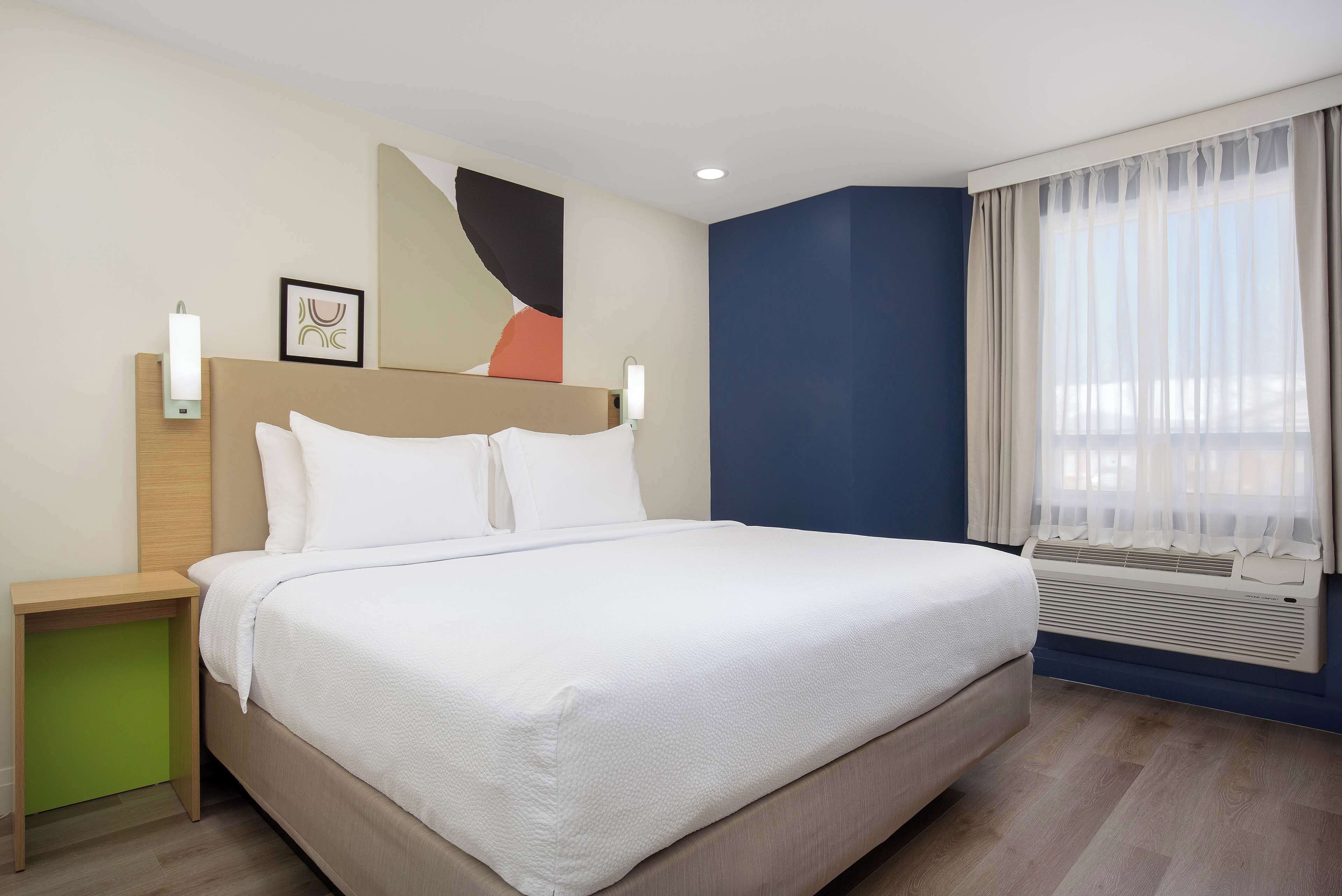 Meja kerja, ruang kerja ramah laptop, dan tirai kedap cahaya