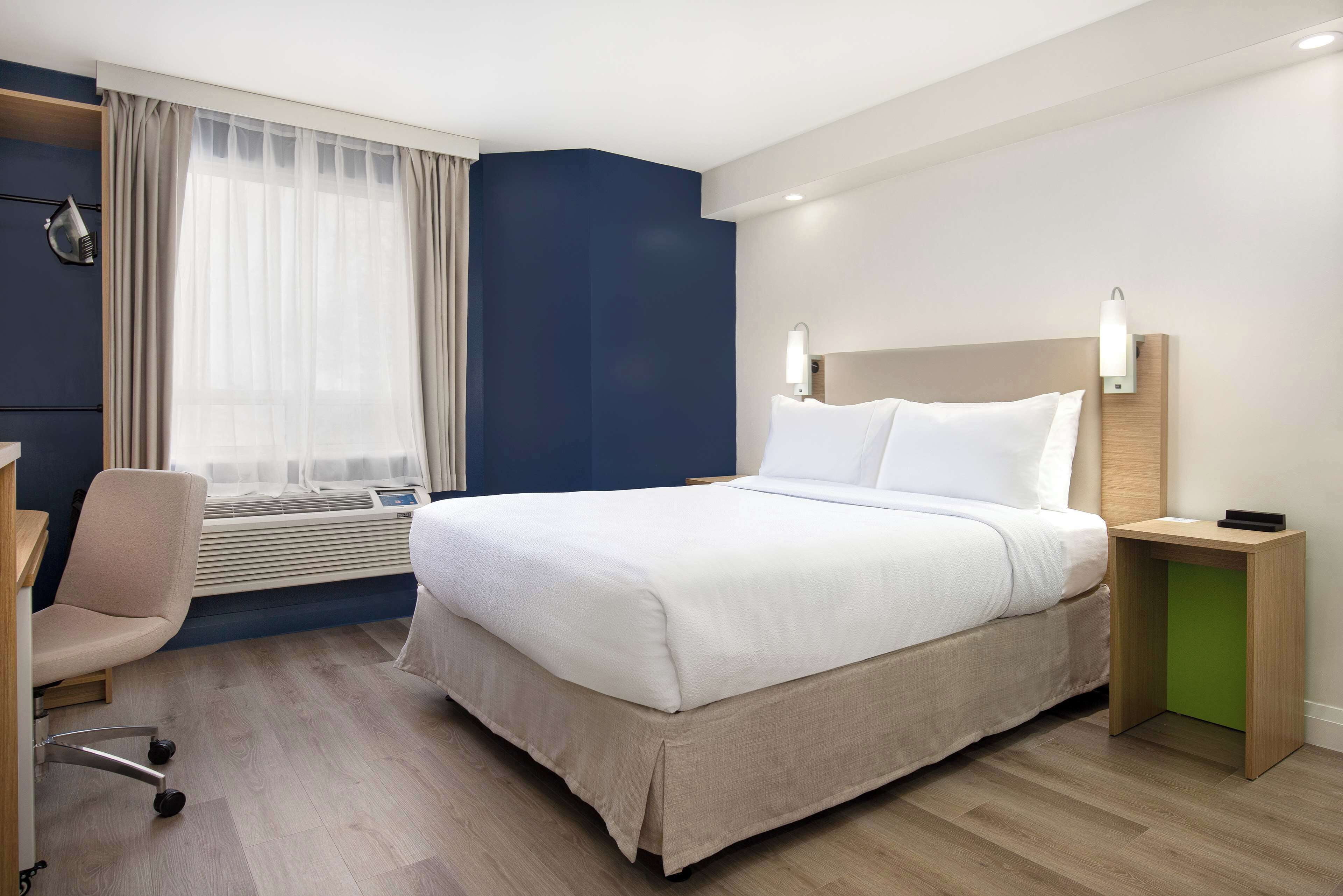 办公桌、笔记本电脑工作区、遮光窗帘、熨斗/熨衣板