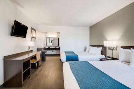 Desk, laptop workspace, free WiFi, bed sheets. Motel 6 Tucson, AZ