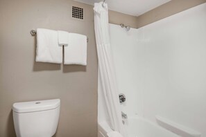 Ensemble douche/baignoire, serviettes fournies, savon, papier toilette