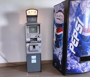 敷地内の ATM