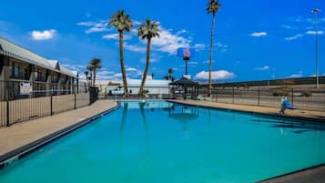 Kolam renang outdoor, dengan kursi berjemur