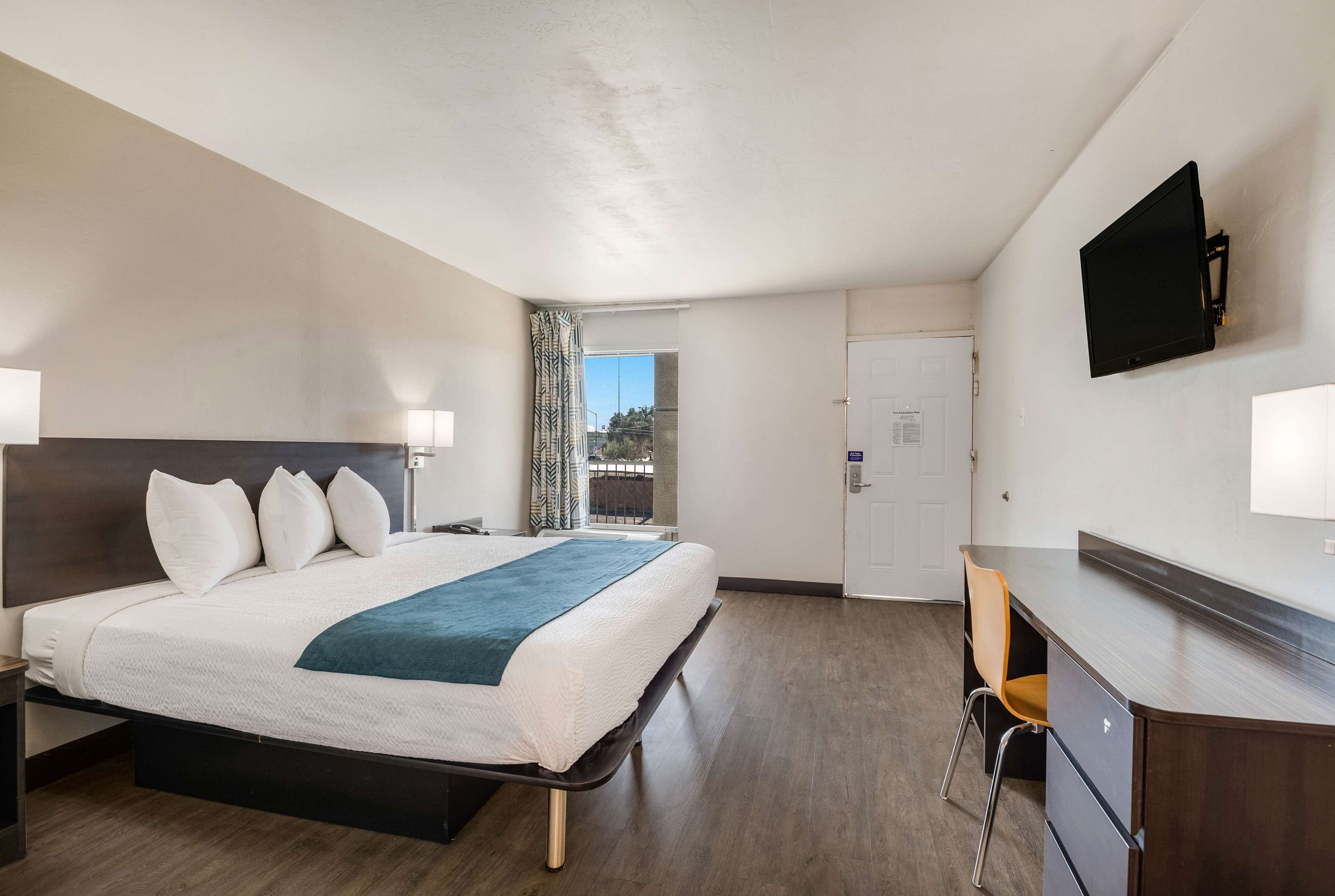 مكتب ومساحة عمل للكمبيوتر المحمول وواي فاي مجانًا وملاءات أسرّة