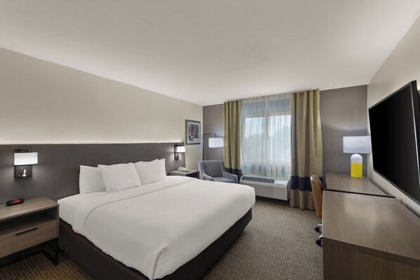 Standard Room, 1 King Bed, Non Smoking | Desk, blackout drapes, iron/ironing board, cribs/infant beds