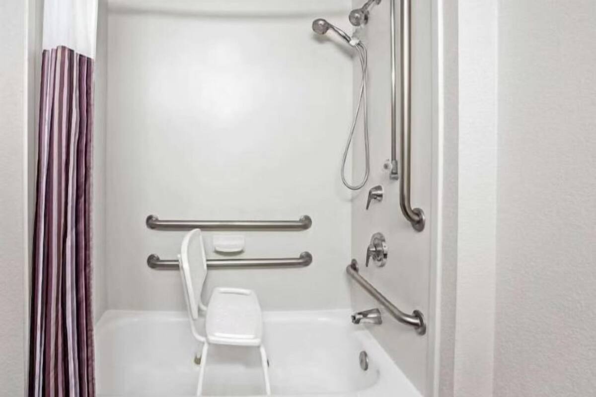 Bathroom | Combined shower/tub, eco-friendly toiletries, hair dryer, towels