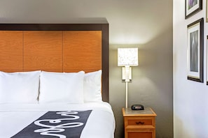 Luxe beddengoed, een bureau, een laptopwerkplek