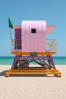 En la playa, sillas reclinables de playa, sombrillas, toallas de playa