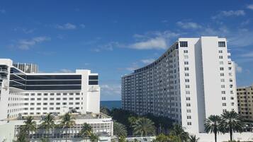 Signature penthouse, balkon, gedeeltelijk uitzicht op oceaan | Uitzicht op strand/zee