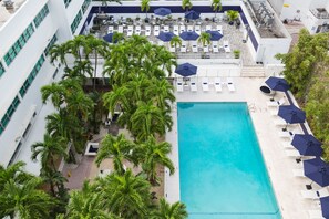 Piscine extérieure, parasols de plage, chaises longues