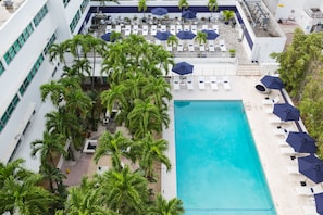Piscine extérieure, parasols de plage, chaises longues