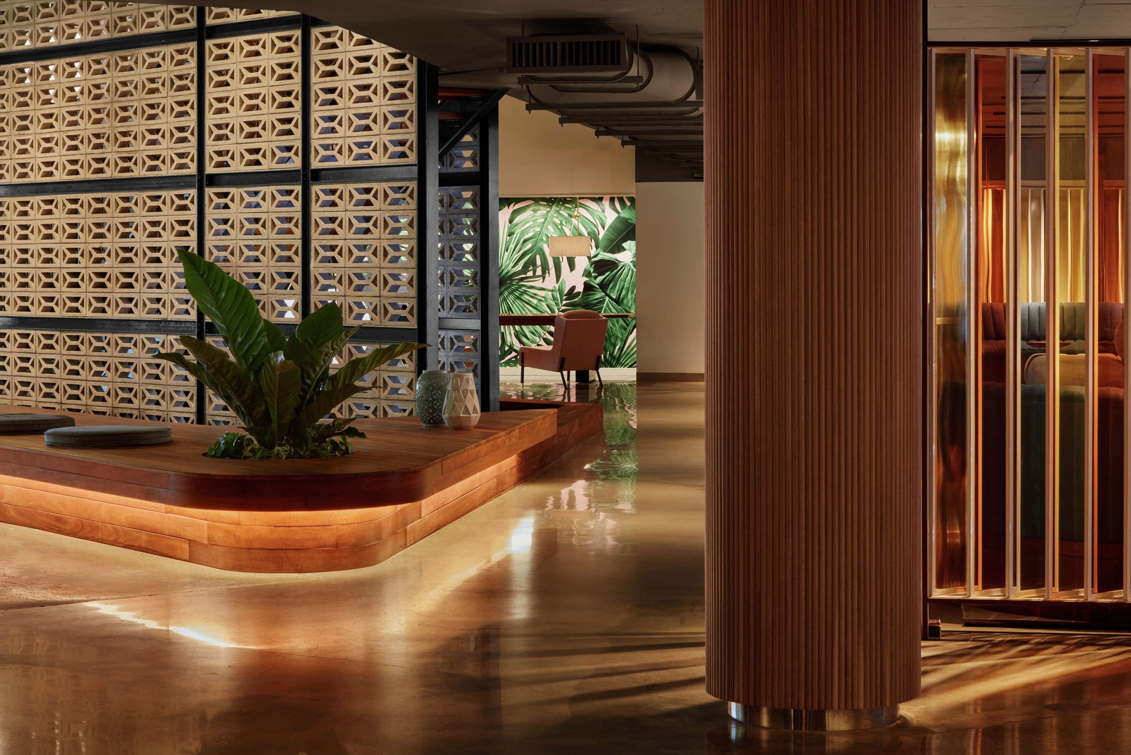 Poolside views, serves lunch and dinner