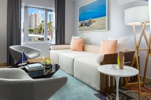 Suite, 1 kingsize-seng | Dundyner, safe på rommet, skrivebord og skrivebord for bærbar PC