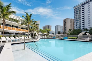 Piscine extérieure, tentes de plage, parasols de plage