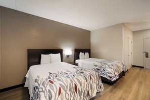 Desk, laptop workspace, blackout curtains, free cots/infant beds - Red Roof Inn Tucson North - Marana (Tucson)