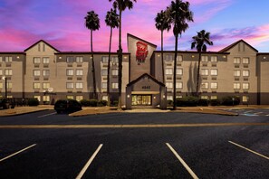 A hotel with a flat roof, numbered 4940, featuring a prominent red sign. - Red Roof Inn Tucson North - Marana (Tucson)