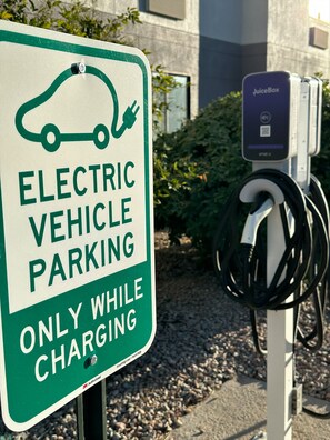 Electric vehicle charging station