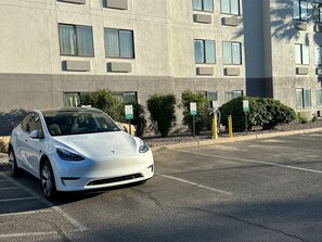 Electric vehicle charging station