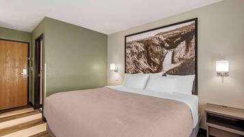 Cortinas blackout, tabla de planchar con plancha y ropa de cama