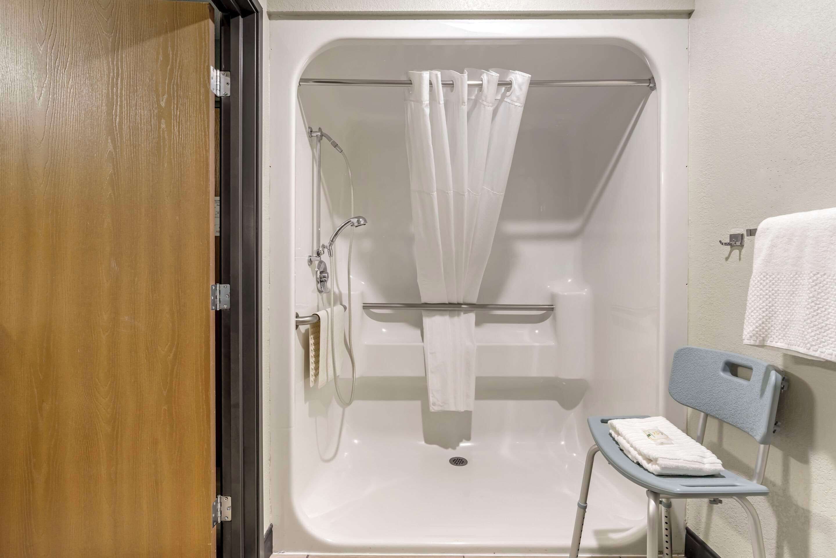 room, 1 queen bed, accessible, non smoking | blackout curtains, iron/ironing board, bed sheets, alarm clocks