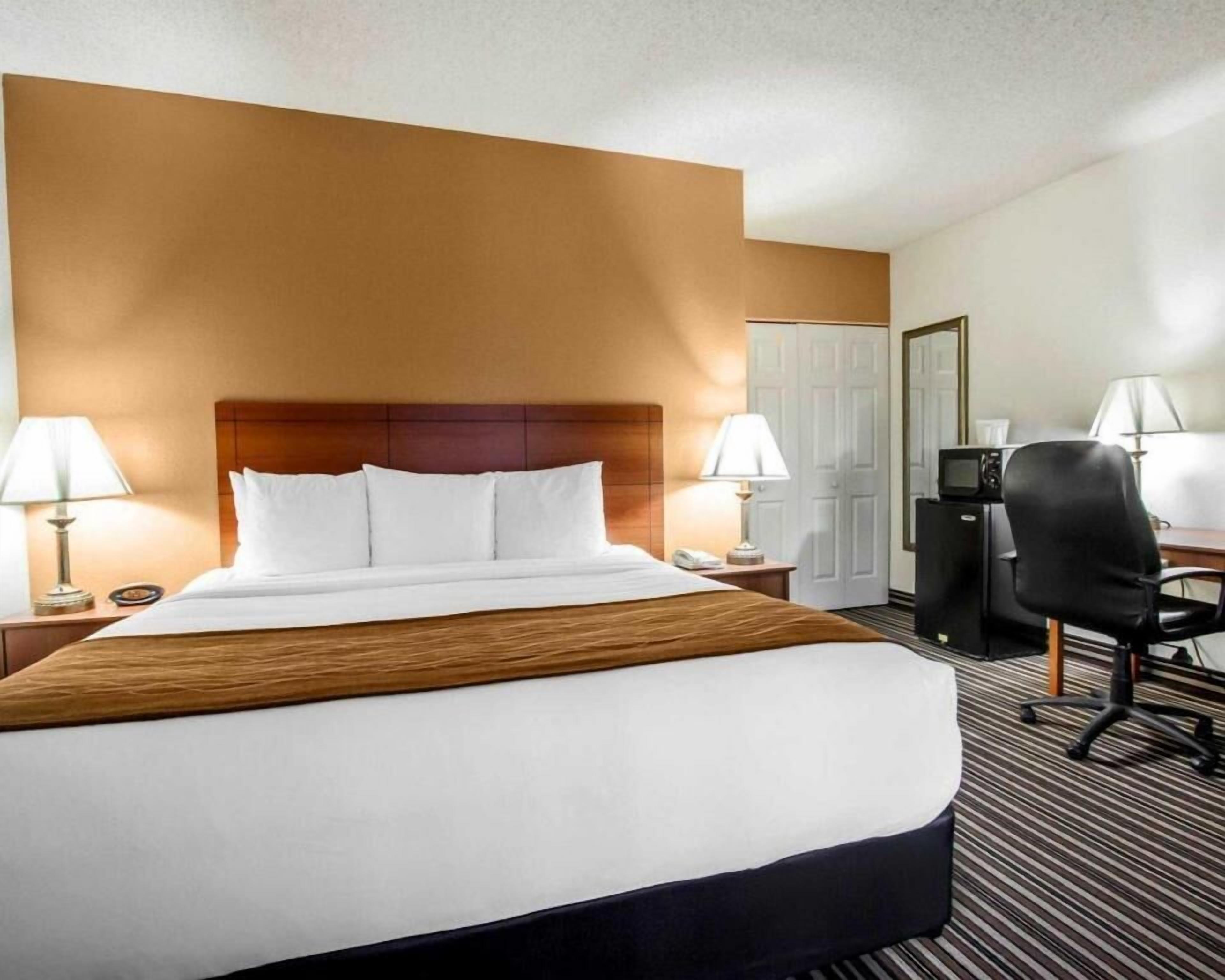 Roupas de cama antialérgicas, escrivaninha, cortinas blackout