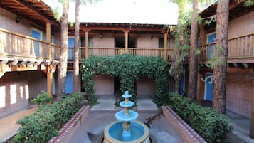 Piscina all'aperto, lettini