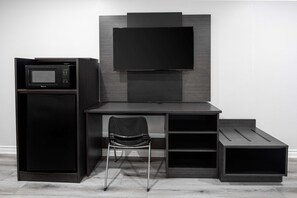 Desk, blackout drapes, free WiFi, bed sheets - Motel 6 Anaheim, CA - Convention Center (Anaheim)