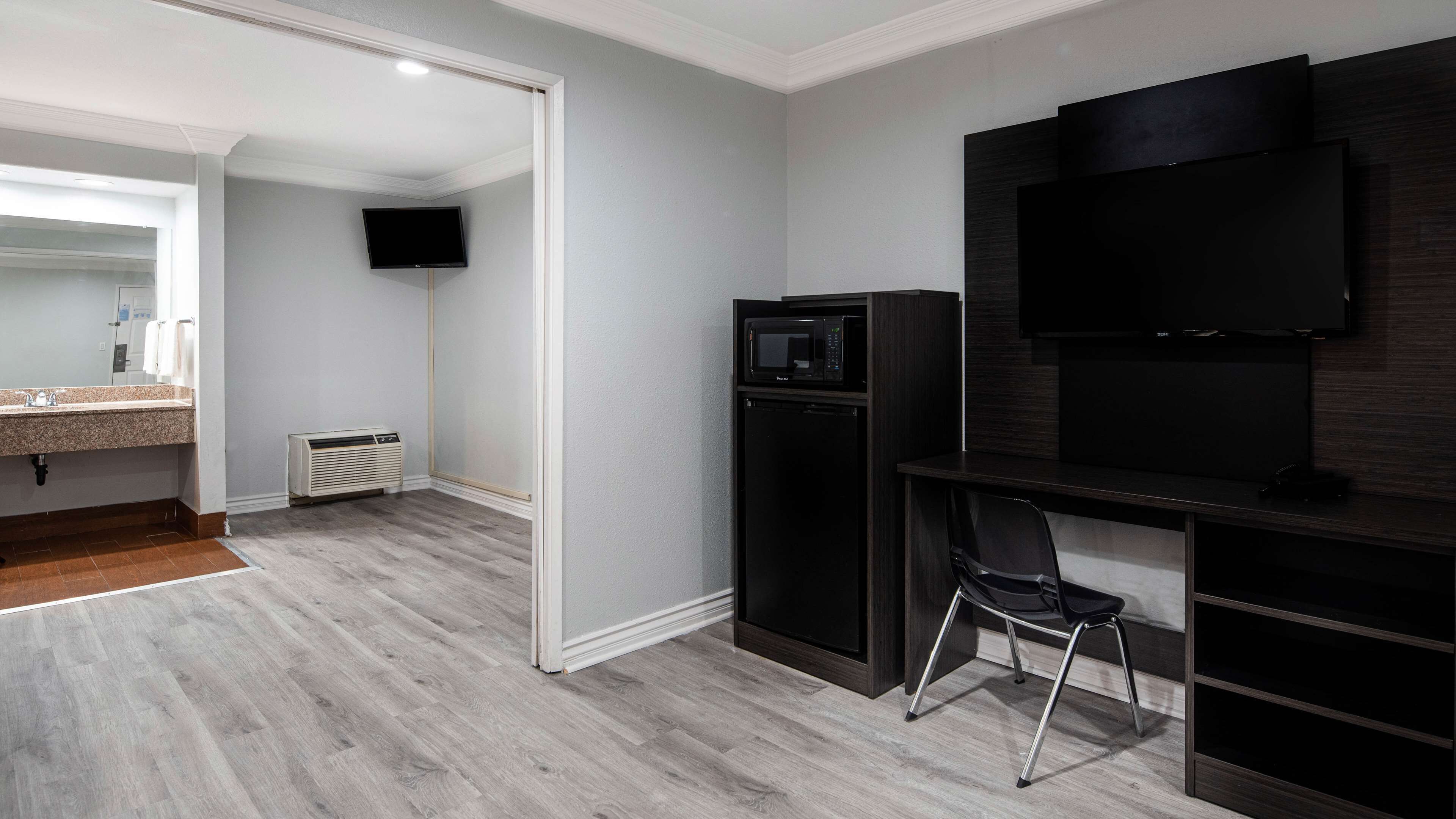 Desk, blackout drapes, free WiFi, bed sheets