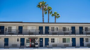 Exterior - Motel 6 Anaheim, CA - Convention Center (Anaheim)