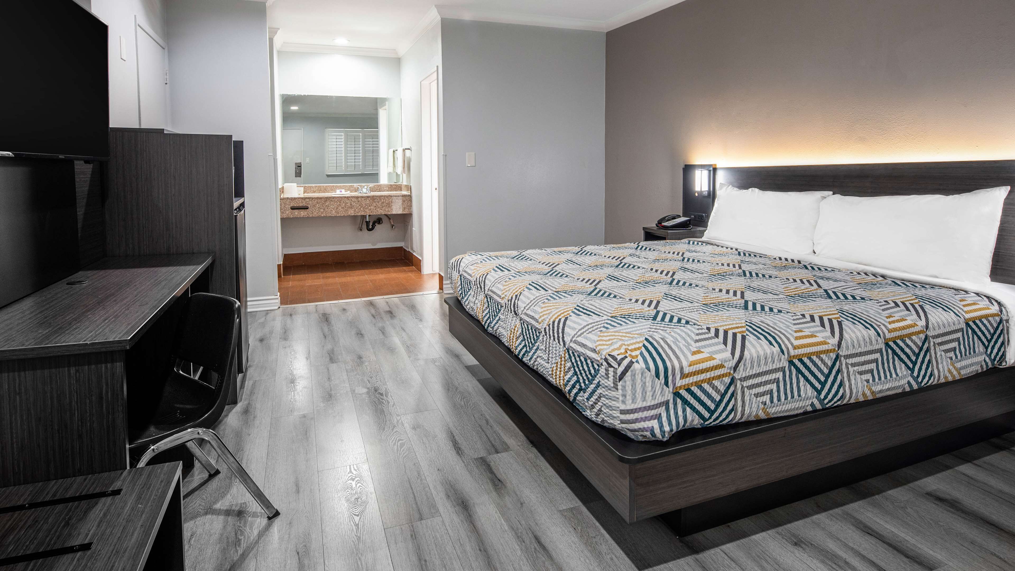 Chambre Standard, 1 très grand lit, non-fumeurs | Bureau, rideaux occultants, Wi-Fi gratuit, draps fournis