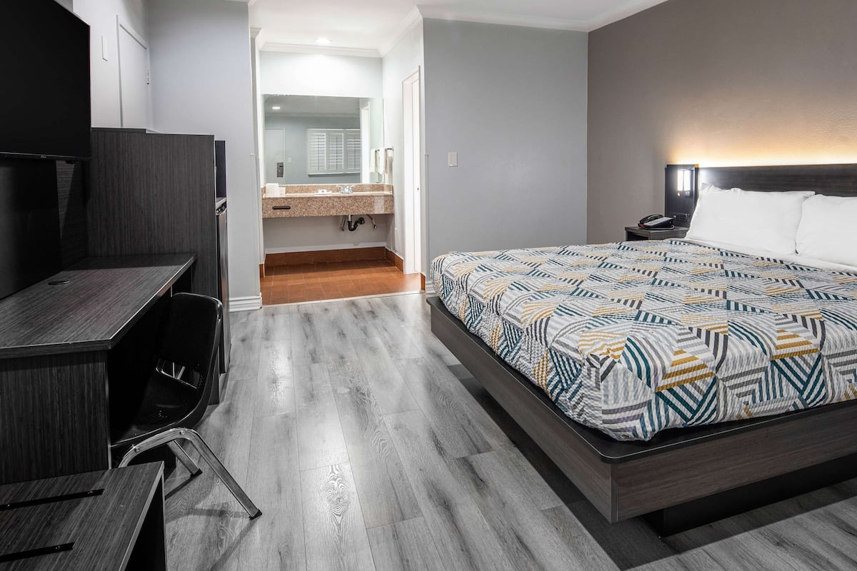 Standard Room, 1 King Bed, Non Smoking | Desk, blackout drapes, free WiFi, bed sheets