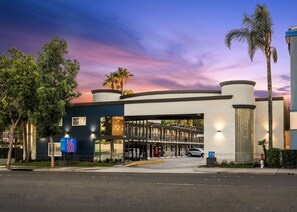 Exterior - Motel 6 Anaheim, CA - Convention Center (Anaheim)
