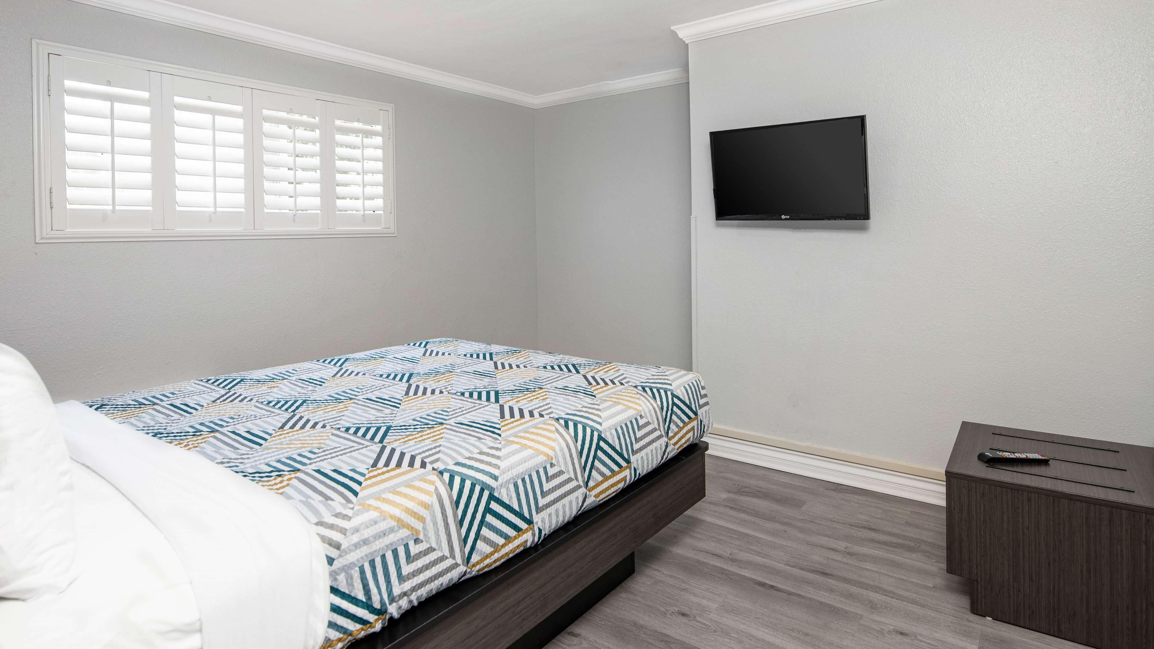 Een bureau, verduisterende gordijnen, gratis wifi, beddengoed