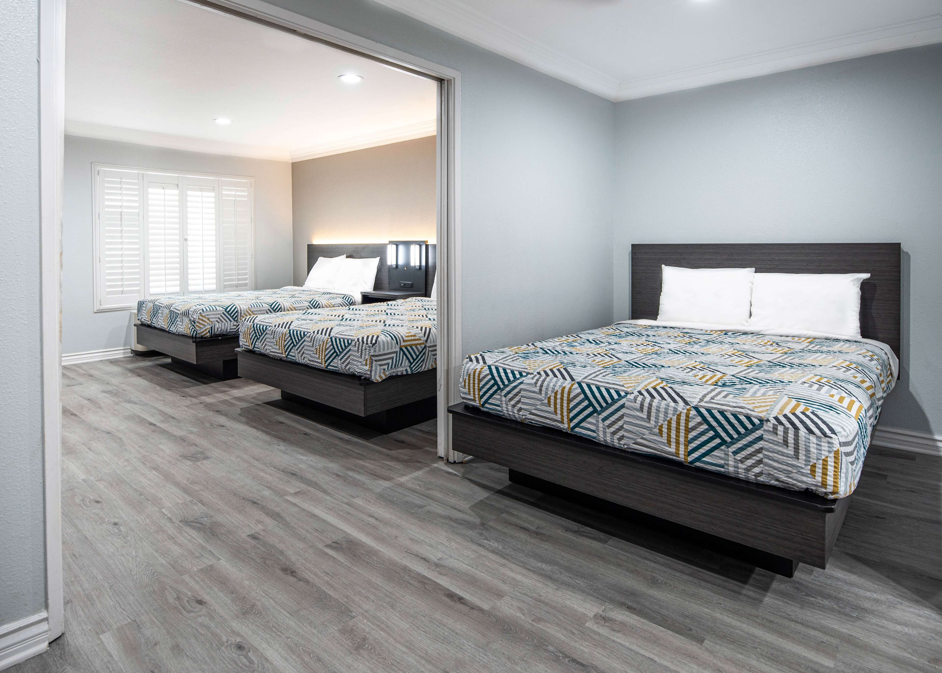 Suite – standard, flere senger, ikke-røyk | Skrivebord, blendingsgardiner, wi-fi (inkludert) og sengetøy