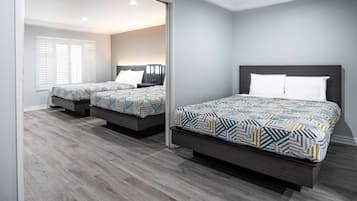 Suite – standard, flere senger, ikke-røyk | Skrivebord, blendingsgardiner, wi-fi (inkludert) og sengetøy